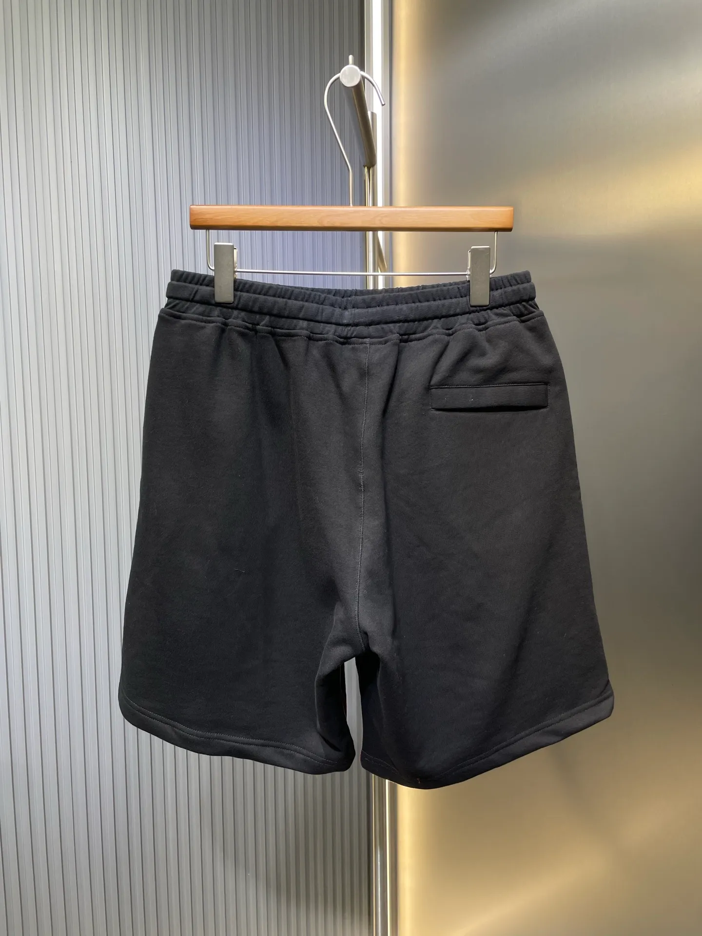 🅿️400 Stonelsland 🌟[Top Replica] Badge embroidered shorts. Customized to the purest and most luxurious terry cloth. Thick and crisp, comfortable and skin-friendly. Iconic embellishment on the side of the pants. Compass badge embroidery to highlight the brand's imprint. Stitching art. The beauty of contrasting colors. The red stitching jumps on the black base. The collision of fashion and creativity exudes irresistible charm. Process 1: Using imported machine embroidery process. Use advanced computer control system and precision mechanical components to realize the red Compass badge embroidery operation with high precision and smooth and delicate lines. Process 2: Special machine for reverse top-stitch fine sewing process. Use special machine for top-stitch sewing. The reverse side of clothing is required to be carefully prepared before sewing to ensure straight sewing lines, even stitches, smooth edges and beautiful appearance. Process 3: The fabrics have been washed and have a better hand feel and texture. They are not easy to deform, shrink or fade. Maintain long-term beauty Accessories: Customized 1:1 Stonelsland snap button Customized 1:1 Stonelsland trademark Version: Loose version Size: S M L XL Style number: MM023-A80